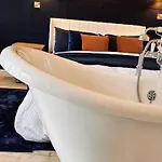 Luxury Romantic Bolt Hole Manfield